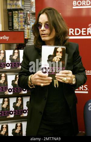 Ozzy Osbourne firma copie del suo libro 'i Am Ozzy' a Borders Books a Las Vegas, NV. 2/18/10. . Foto Stock