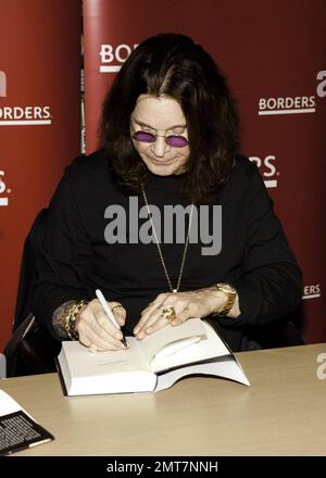 Rocker Ozzy Osbourne firma copie della sua autobiografia "i Am Ozzy" per i fan di una libreria Borders. Las Vegas, Nevada. 02/18/10. . Foto Stock