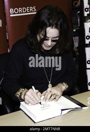 Rocker Ozzy Osbourne firma copie della sua autobiografia "i Am Ozzy" per i fan di una libreria Borders. Las Vegas, Nevada. 02/18/10. . Foto Stock