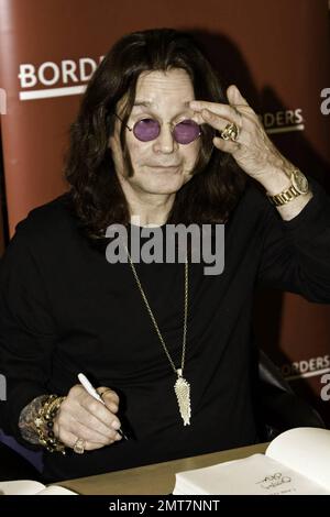 Rocker Ozzy Osbourne firma copie della sua autobiografia "i Am Ozzy" per i fan di una libreria Borders. Las Vegas, Nevada. 02/18/10. . Foto Stock