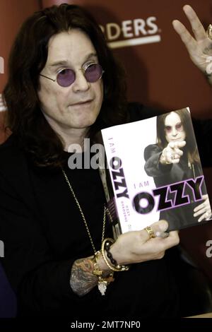 Rocker Ozzy Osbourne firma copie della sua autobiografia "i Am Ozzy" per i fan di una libreria Borders. Las Vegas, Nevada. 02/18/10. . Foto Stock