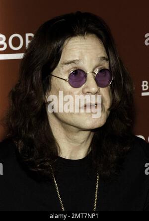 Rocker Ozzy Osbourne firma copie della sua autobiografia "i Am Ozzy" per i fan di una libreria Borders. Las Vegas, Nevada. 02/18/10. . Foto Stock