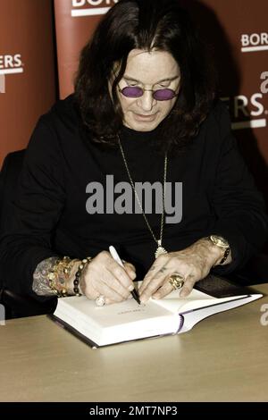 Rocker Ozzy Osbourne firma copie della sua autobiografia "i Am Ozzy" per i fan di una libreria Borders. Las Vegas, Nevada. 02/18/10. . Foto Stock