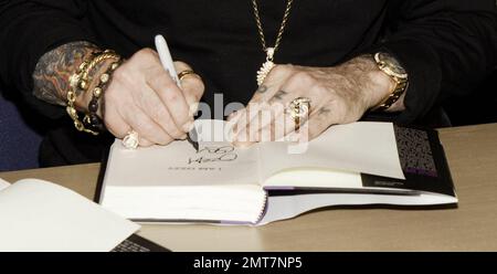 Rocker Ozzy Osbourne firma copie della sua autobiografia "i Am Ozzy" per i fan di una libreria Borders. Las Vegas, Nevada. 02/18/10. . Foto Stock