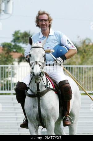 il musicista britannico mike Rutherford partecipa al torneo di polo di Palm Beach con la moglie Angie, Palm Beach, FL 1/28/06 Foto Stock