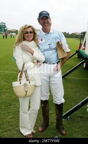 il musicista britannico mike Rutherford partecipa al torneo di polo di Palm Beach con la moglie Angie, Palm Beach, FL 1/28/06 Foto Stock