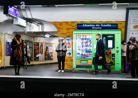 L'immagine mostra la piattaforma di una stazione della metropolitana parigina (metropolitana RATP o metropolita Charles de Gaulle Etoile), a Parigi, in Francia, il 31 gennaio 2023. I sindacati hanno chiesto uno sciopero e altre manifestazioni per protestare contro il disegno di legge sulla riforma delle pensioni. Foto di Victor Joly/ABACAPRESS.COM Foto Stock