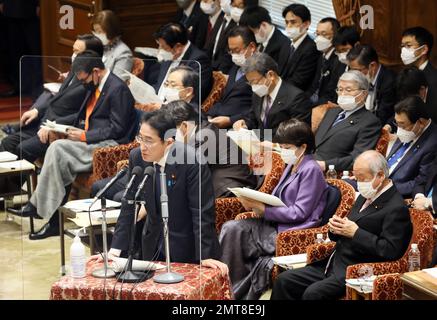 Tokyo, Giappone. 1st Feb, 2023. Il primo ministro giapponese Fumio Kishida risponde a una domanda alla sessione della commissione per il bilancio della Camera bassa alla Dieta Nazionale di Tokyo mercoledì 1 febbraio 2023. Credit: Yoshio Tsunoda/AFLO/Alamy Live News Foto Stock