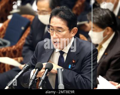 Tokyo, Giappone. 1st Feb, 2023. Il primo ministro giapponese Fumio Kishida risponde a una domanda alla sessione della commissione per il bilancio della Camera bassa alla Dieta Nazionale di Tokyo mercoledì 1 febbraio 2023. Credit: Yoshio Tsunoda/AFLO/Alamy Live News Foto Stock