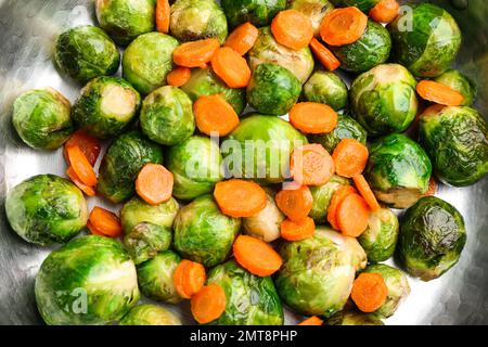 Germogli di Bruxelles arrosto con carota in padella, primo piano Foto Stock