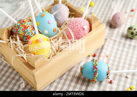 Deliziosi dolci papi in cassa di legno sul tavolo, primo piano. Vacanze di Pasqua Foto Stock