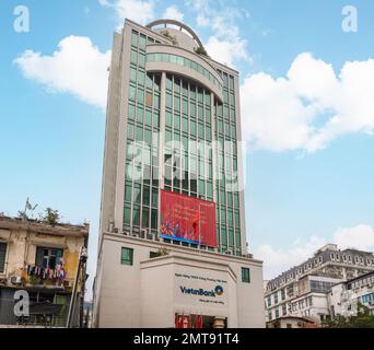 Hanoi, Vietnam, gennaio 2023. Vista esterna del palazzo VietinBank nel centro della città Foto Stock