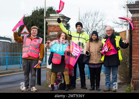 Brighton & Hove, Sussex orientale. 1st febbraio 2023. Sciopero degli insegnanti. I membri della National Education Union (NEU) in Inghilterra e Galles hanno votato a stragrande maggioranza per lanciare una campagna a favore di un aumento degli stipendi al di sopra dell’inflazione, finanziato a pieno titolo. Oltre agli insegnanti, anche il personale universitario, i lavoratori ferroviari e la pubblica amministrazione sono impressionanti. I sindacati dicono che sarà il giorno più grande degli scioperi in oltre un decennio, con oltre mezzo milione di lavoratori in sciopero. Foto Stock