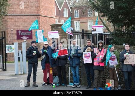 Brighton & Hove, Sussex orientale. 1st febbraio 2023. Sciopero degli insegnanti. I membri della National Education Union (NEU) in Inghilterra e Galles hanno votato a stragrande maggioranza per lanciare una campagna a favore di un aumento degli stipendi al di sopra dell’inflazione, finanziato a pieno titolo. Oltre agli insegnanti, anche il personale universitario, i lavoratori ferroviari e la pubblica amministrazione sono impressionanti. I sindacati dicono che sarà il giorno più grande degli scioperi in oltre un decennio, con oltre mezzo milione di lavoratori in sciopero. Foto Stock