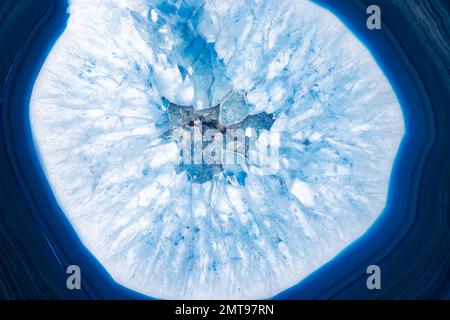 Incredibile sezione trasversale con taglio in agata blu. Formazione minerale di cristallo naturale. Bella texture macro foto sfondo di pietra preziosa Foto Stock