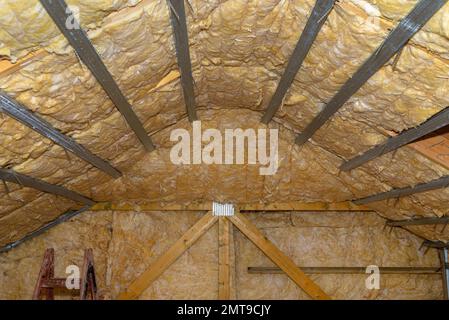 Telaio in alluminio con appendiabiti disposti su travi in soffitta per il montaggio di cartongesso. Foto Stock