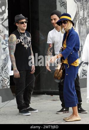 Una di queste cose non è come le altre! Paris Hilton, con il suo piccolo cane al traino, sembra un po' fuori posto con il suo abito colorato e il grande cappello blu mentre lei e il ragazzo Benji Madden fanno una sosta per fare shopping al negozio Benji, il DCMA Collective. Hollywood, California. 5/20/08. Foto Stock