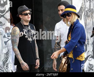 Una di queste cose non è come le altre! Paris Hilton, con il suo piccolo cane al traino, sembra un po' fuori posto con il suo abito colorato e il grande cappello blu mentre lei e il ragazzo Benji Madden fanno una sosta per fare shopping al negozio Benji, il DCMA Collective. Hollywood, California. 5/20/08. Foto Stock