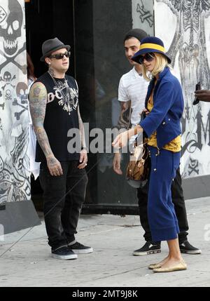 Una di queste cose non è come le altre! Paris Hilton, con il suo piccolo cane al traino, sembra un po' fuori posto con il suo abito colorato e il grande cappello blu mentre lei e il ragazzo Benji Madden fanno una sosta per fare shopping al negozio Benji, il DCMA Collective. Hollywood, California. 5/20/08. Foto Stock