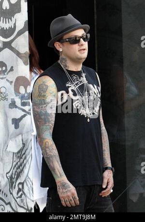 Una di queste cose non è come le altre! Paris Hilton, con il suo piccolo cane al traino, sembra un po' fuori posto con il suo abito colorato e il grande cappello blu mentre lei e il ragazzo Benji Madden fanno una sosta per fare shopping al negozio Benji, il DCMA Collective. Hollywood, California. 5/20/08. Foto Stock