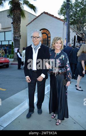 Jane fonda e Richard Perry frequentano il Pasadena Playhouse Gala 2016 a Pasadena, California. Foto Stock