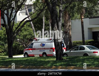 È riferito che St. Mary's Hospital ha spostato un paziente per fare il posto per la diva superstar Celine Dion quando ha fatto il check-in nella struttura il sabato. Secondo i rapporti, un'altra donna, anche in ospedale per partorire, è stata invitata a lasciare la sua stanza perché è stata messa da parte per il songbird canadese settimane fa. La camera, ristrutturata e arredata con un letto più grande, forno a microonde e frigorifero, tra le altre dotazioni, era in uso perché non aspettavano che Dion arrivasse in albergo così presto. Il portavoce dell'ospedale Ryan Lieber e i pubblicisti di Celine sostengono che è lì come un professionista standard Foto Stock