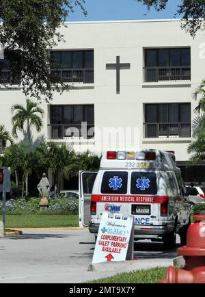 È riferito che St. Mary's Hospital ha spostato un paziente per fare il posto per la diva superstar Celine Dion quando ha fatto il check-in nella struttura il sabato. Secondo i rapporti, un'altra donna, anche in ospedale per partorire, è stata invitata a lasciare la sua stanza perché è stata messa da parte per il songbird canadese settimane fa. La camera, ristrutturata e arredata con un letto più grande, forno a microonde e frigorifero, tra le altre dotazioni, era in uso perché non aspettavano che Dion arrivasse in albergo così presto. Il portavoce dell'ospedale Ryan Lieber e i pubblicisti di Celine sostengono che è lì come un professionista standard Foto Stock