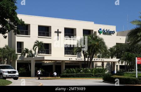 È riferito che St. Mary's Hospital ha spostato un paziente per fare il posto per la diva superstar Celine Dion quando ha fatto il check-in nella struttura il sabato. Secondo i rapporti, un'altra donna, anche in ospedale per partorire, è stata invitata a lasciare la sua stanza perché è stata messa da parte per il songbird canadese settimane fa. La camera, ristrutturata e arredata con un letto più grande, forno a microonde e frigorifero, tra le altre dotazioni, era in uso perché non aspettavano che Dion arrivasse in albergo così presto. Il portavoce dell'ospedale Ryan Lieber e i pubblicisti di Celine sostengono che è lì come un professionista standard Foto Stock