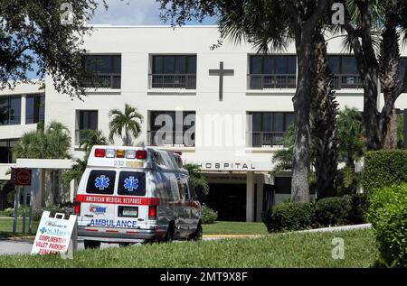 È riferito che St. Mary's Hospital ha spostato un paziente per fare il posto per la diva superstar Celine Dion quando ha fatto il check-in nella struttura il sabato. Secondo i rapporti, un'altra donna, anche in ospedale per partorire, è stata invitata a lasciare la sua stanza perché è stata messa da parte per il songbird canadese settimane fa. La camera, ristrutturata e arredata con un letto più grande, forno a microonde e frigorifero, tra le altre dotazioni, era in uso perché non aspettavano che Dion arrivasse in albergo così presto. Il portavoce dell'ospedale Ryan Lieber e i pubblicisti di Celine sostengono che è lì come un professionista standard Foto Stock