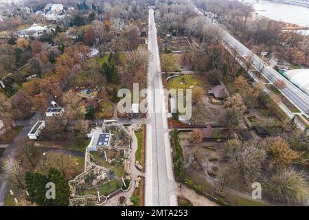 Vista sui droni del giardino zoologico di Varsavia, lo zoo di Varsavia in inverno. Foto di alta qualità Foto Stock