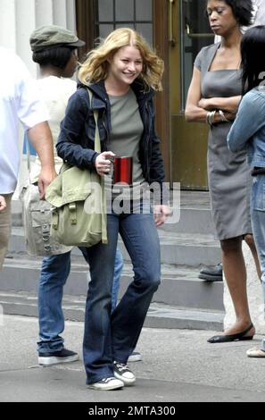 La star di 'Twilight Saga: New Moon' Robert Pattinson filma una scena con Emilie de Ravin sul set del suo nuovo film 'Remember Me', in programma nei teatri nel 2010. New York, NY. 7/2/09. Foto Stock