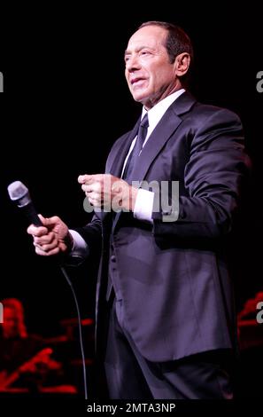 Paul Anka si esibisce dal vivo in concerto presso il Seminole Hard Rock Live di Hollywood, Florida. 1/20/10. Foto Stock