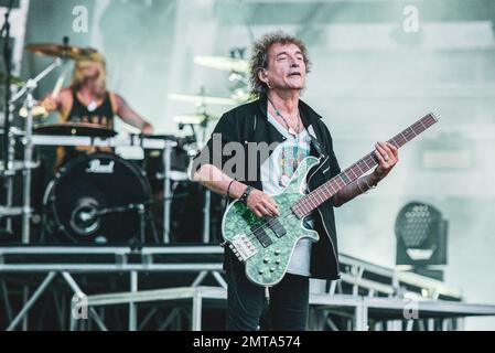 STADIO OLIMPICO, TORINO, ITALIA: Claudio Golinelli, bassista del rocker italiano Vasco Rossi, che si esibisce dal vivo sul palco per il tour “LIVE KOM” Foto Stock