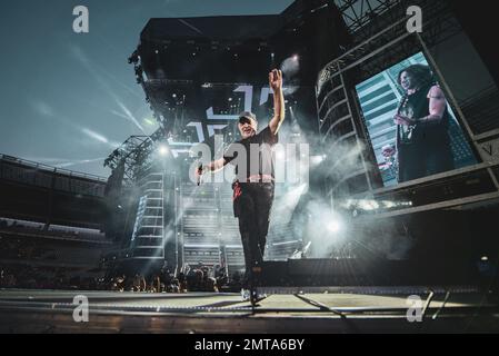 STADIO OLIMPICO, TORINO, ITALIA: Il rocker italiano Vasco Rossi, meglio conosciuto come Vasco, si esibisce dal vivo sul palco per il suo tour “LIVE KOM” Foto Stock