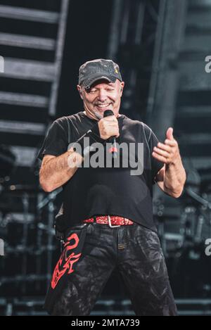 STADIO OLIMPICO, TORINO, ITALIA: Il rocker italiano Vasco Rossi, meglio conosciuto come Vasco, si esibisce dal vivo sul palco per il suo tour “LIVE KOM” Foto Stock