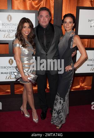 Paula Abdul cammina sul tappeto rosso con l'attrice inglese Gabrielle Anwar e il fidanzato di Anwar, il ristoratore di Miami Shareef Malnik al 16th° annuale Make-A-Wish Ball Intercontinental Miami. Miami, Florida. 11/06/10. Foto Stock