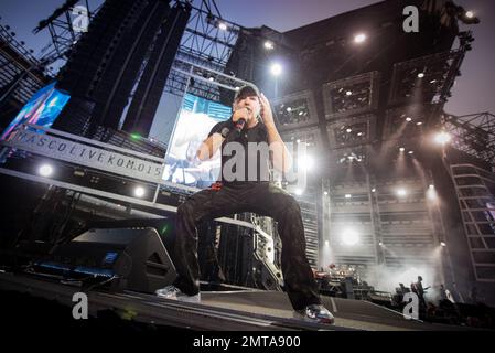 STADIO OLIMPICO, TORINO, ITALIA: Il rocker italiano Vasco Rossi, meglio conosciuto come Vasco, si esibisce dal vivo sul palco per il suo tour “LIVE KOM” Foto Stock