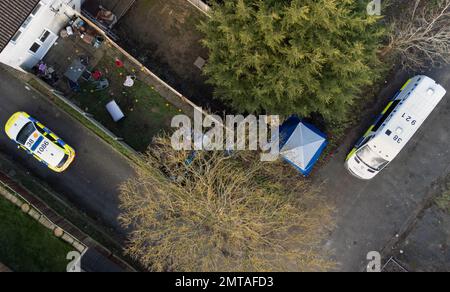 Polizia sulla scena a Broadlands, Netherfield, Milton Keynes, Buckinghamshire, dove una ragazza di quattro anni è morta a seguito di notizie di un attacco di cane nel giardino sul retro di una proprietà. Data immagine: Mercoledì 1 febbraio 2023. Foto Stock