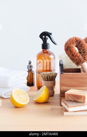 Prodotti e utensili ecologici a zero rifiuti per la pulizia della cucina. Spazzole di legno, spugne di cocco, aceto spray, limone e sapone organico, backgrou grigio Foto Stock