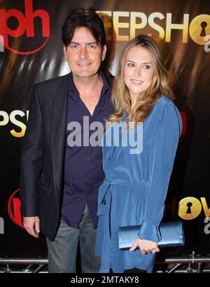 Charlie Sheen e sua moglie Brooke arrivano alla Grande apertura di Peepshow Vegas al Planet Hollywood Hotel and Casino di Las Vegas, Nevada. 4/18/09. Foto Stock