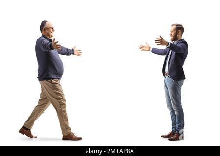 Foto a profilo completo di due uomini che si incontrano e salutano isolati su sfondo bianco Foto Stock