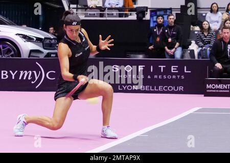 Lione, Francia - 31 gennaio 2023, Caroline Garcia (fra) in azione contro Tereza Martincova (CZE) durante il torneo Open 6E Sens - Metropole de Lyon, WTA 250 il 31 gennaio 2023 al Palais des Sports de Gerland di Lione, Francia - Foto: Patrick Cannaux/DPPI/LiveMedia Foto Stock