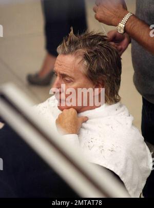 Il cantante pop rock Rod Stewart sembra serio come ha i suoi capelli stilizzati al nuovo salone preferito di sua moglie Penny Lancaster, Daniel Galvin Hair Salon. Penny incinta è stato anche al salone ottenere i suoi capelli lavati e la testa massaggiata. Londra, Regno Unito. 09/21/10. Foto Stock