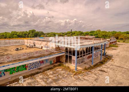 Una vista aerea di un negozio di mobili abbandonato a Cocoa, Florida Foto Stock