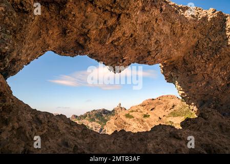 Un arco di pietra naturale dove si può vedere attraverso il Roque Nublo, Roque Nublo Rural Park, Gran Canaria, Isole Canarie, Spagna Foto Stock