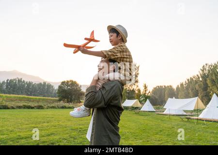 Padre e figlio giocano sull'erba Foto Stock