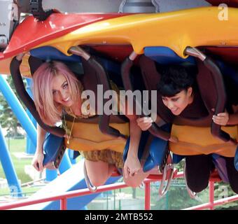 - L'artista Multi-Platinum Katy Perry prende il tempo fuori dal suo 'California Dreams 2011 Tour' per lasciarsi andare e divertirsi al Six Flags Great America con i suoi ballerini, l'equipaggio e l'artista di apertura Natalia uccide. Perry affrontò senza paura le giostre, Raging Bull, SUPERMAN: Ultimate Flight e BATMAN: The Ride prima di dirigersi verso la loro prossima destinazione per concerti. Chicago, Illinois. 22nd agosto 2011. Foto Stock