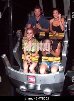 - L'artista Multi-Platinum Katy Perry prende il tempo fuori dal suo 'California Dreams 2011 Tour' per lasciarsi andare e divertirsi al Six Flags Great America con i suoi ballerini, l'equipaggio e l'artista di apertura Natalia uccide. Perry affrontò senza paura le giostre, Raging Bull, SUPERMAN: Ultimate Flight e BATMAN: The Ride prima di dirigersi verso la loro prossima destinazione per concerti. Chicago, Illinois. 22nd agosto 2011. Foto Stock
