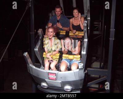 - L'artista Multi-Platinum Katy Perry prende il tempo fuori dal suo 'California Dreams 2011 Tour' per lasciarsi andare e divertirsi al Six Flags Great America con i suoi ballerini, l'equipaggio e l'artista di apertura Natalia uccide. Perry affrontò senza paura le giostre, Raging Bull, SUPERMAN: Ultimate Flight e BATMAN: The Ride prima di dirigersi verso la loro prossima destinazione per concerti. Chicago, Illinois. 22nd agosto 2011. Foto Stock