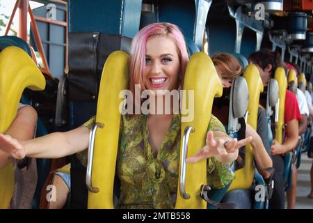 - L'artista Multi-Platinum Katy Perry prende il tempo fuori dal suo 'California Dreams 2011 Tour' per lasciarsi andare e divertirsi al Six Flags Great America con i suoi ballerini, l'equipaggio e l'artista di apertura Natalia uccide. Perry affrontò senza paura le giostre, Raging Bull, SUPERMAN: Ultimate Flight e BATMAN: The Ride prima di dirigersi verso la loro prossima destinazione per concerti. Chicago, Illinois. 22nd agosto 2011. Foto Stock